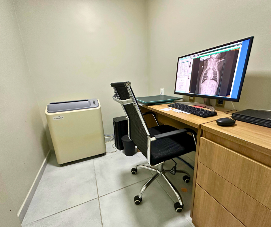 Sala de laudos com imagem de raio X