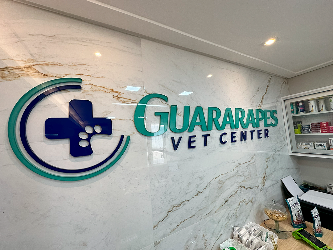 Parede da recepção com o logo do Guararapes Vet Center